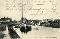 170170 Gezicht op de spoorbrug over het Apeldoornsch Kanaal bij Apeldoorn, met een trein getrokken door een ...
